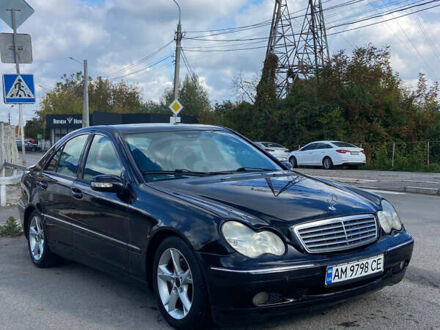 Черный Мерседес Ц-Класс, объемом двигателя 2 л и пробегом 300 тыс. км за 2800 $, фото 1 на Automoto.ua