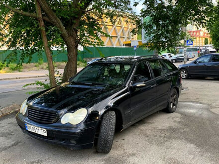 Черный Мерседес Ц-Класс, объемом двигателя 2 л и пробегом 180 тыс. км за 3500 $, фото 1 на Automoto.ua