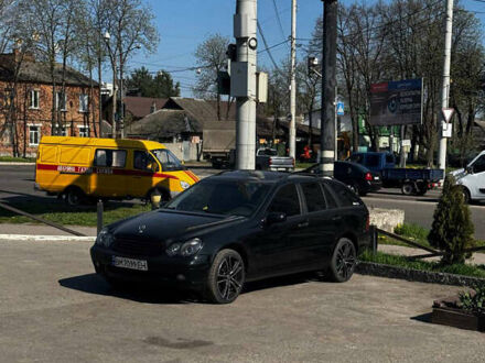 Мерседес Ц-Класс 2002 в Сумах на Automoto.ua Черный Мерседес Ц-Класс, объемом двигателя 2.2 л и пробегом 355 тыс. км за 6400 $, фото 1 на Automoto.ua
