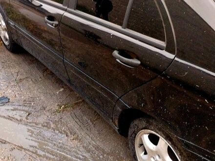 Черный Мерседес Ц-Класс, объемом двигателя 2 л и пробегом 500 тыс. км за 4300 $, фото 1 на Automoto.ua