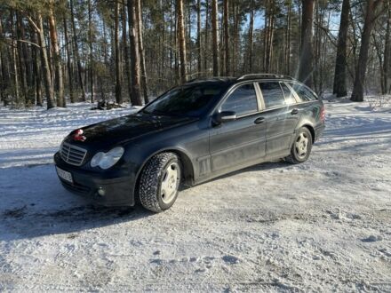 Черный Мерседес Ц-Класс, объемом двигателя 2.1 л и пробегом 341 тыс. км за 2999 $, фото 1 на Automoto.ua