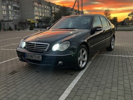 Мерседес Ц-Класс 2005 в Славуте на Automoto.ua Черный Мерседес Ц-Класс, объемом двигателя 1.8 л и пробегом 165 тыс. км за 7500 $, фото 1 на Automoto.ua