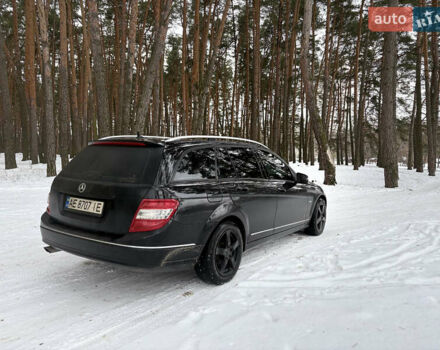 Черный Мерседес Ц-Класс, объемом двигателя 2.14 л и пробегом 300 тыс. км за 9500 $, фото 1 на Automoto.ua
