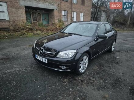 Черный Мерседес Ц-Класс, объемом двигателя 2.2 л и пробегом 242 тыс. км за 8900 $, фото 1 на Automoto.ua
