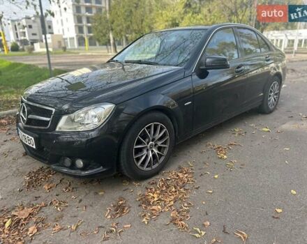 Черный Мерседес Ц-Класс, объемом двигателя 2.14 л и пробегом 205 тыс. км за 10500 $, фото 1 на Automoto.ua