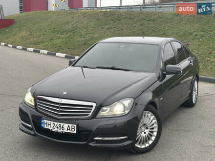 Чорний Мерседес Ц-Клас, об'ємом двигуна 2.14 л та пробігом 195 тис. км за 15000 $, фото 1 на Automoto.ua
