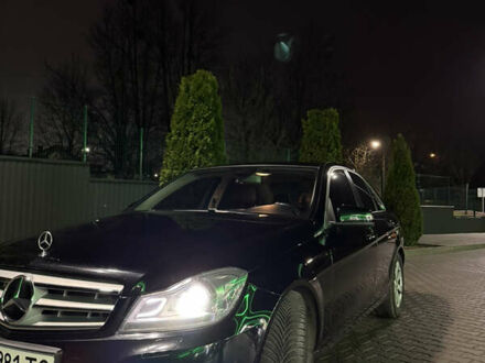 Чорний Мерседес Ц-Клас, об'ємом двигуна 2.2 л та пробігом 220 тис. км за 12400 $, фото 1 на Automoto.ua