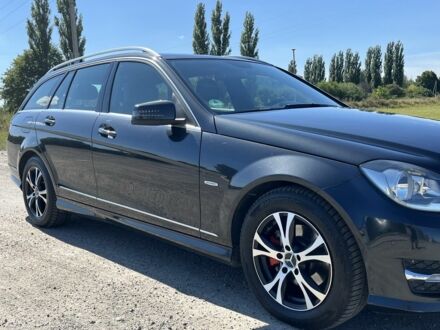 Черный Мерседес Ц-Класс, объемом двигателя 2.2 л и пробегом 317 тыс. км за 12500 $, фото 1 на Automoto.ua