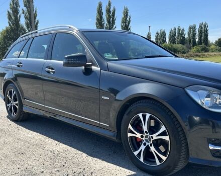 Черный Мерседес Ц-Класс, объемом двигателя 2.2 л и пробегом 317 тыс. км за 12500 $, фото 1 на Automoto.ua