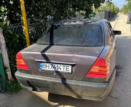 Фіолетовий Мерседес Ц-Клас, об'ємом двигуна 2 л та пробігом 200 тис. км за 2100 $, фото 5 на Automoto.ua