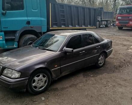 Коричневий Мерседес Ц-Клас, об'ємом двигуна 2.5 л та пробігом 320 тис. км за 3400 $, фото 4 на Automoto.ua