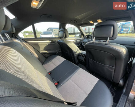 Коричневий Мерседес Ц-Клас, об'ємом двигуна 2.1 л та пробігом 242 тис. км за 10999 $, фото 10 на Automoto.ua