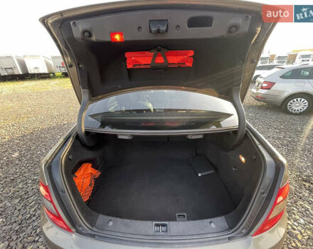 Коричневий Мерседес Ц-Клас, об'ємом двигуна 2.1 л та пробігом 242 тис. км за 10999 $, фото 13 на Automoto.ua