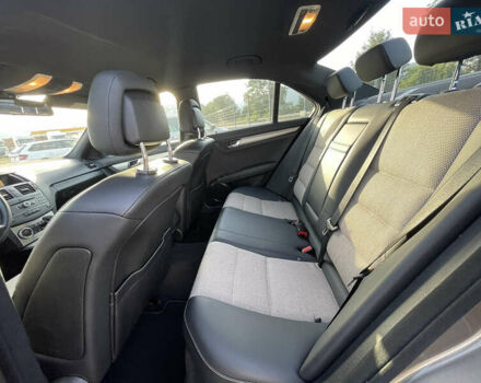 Коричневий Мерседес Ц-Клас, об'ємом двигуна 2.1 л та пробігом 242 тис. км за 10999 $, фото 7 на Automoto.ua