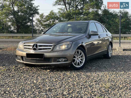 Коричневый Мерседес Ц-Класс, объемом двигателя 2.1 л и пробегом 242 тыс. км за 10999 $, фото 1 на Automoto.ua