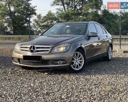 Коричневий Мерседес Ц-Клас, об'ємом двигуна 2.1 л та пробігом 242 тис. км за 10999 $, фото 1 на Automoto.ua