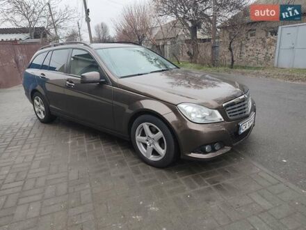 Мерседес Ц-Класс 2014 в Черкассах на Automoto.ua Коричневый Мерседес Ц-Класс, объемом двигателя 2.15 л и пробегом 300 тыс. км за 10000 $, фото 1 на Automoto.ua
