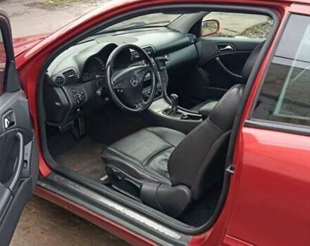 Червоний Мерседес Ц-Клас, об'ємом двигуна 2 л та пробігом 243 тис. км за 3700 $, фото 5 на Automoto.ua