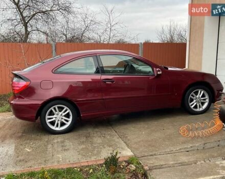 Красный Мерседес Ц-Класс, объемом двигателя 2.15 л и пробегом 240 тыс. км за 4200 $, фото 3 на Automoto.ua