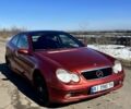 Красный Мерседес Ц-Класс, объемом двигателя 2 л и пробегом 261 тыс. км за 4900 $, фото 1 на Automoto.ua
