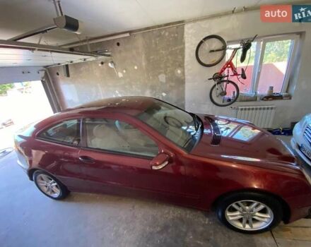 Красный Мерседес Ц-Класс, объемом двигателя 2.15 л и пробегом 240 тыс. км за 4200 $, фото 1 на Automoto.ua