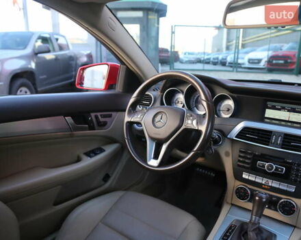 Мерседес Ц-Класс 2014 в Киеве на Automoto.ua Красный Мерседес Ц-Класс, объемом двигателя 1.8 л и пробегом 192 тыс. км за 12000 $, фото 11 на Automoto.ua