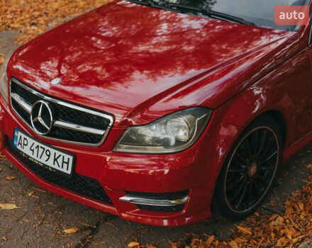 Красный Мерседес Ц-Класс, объемом двигателя 1.8 л и пробегом 257 тыс. км за 11500 $, фото 3 на Automoto.ua