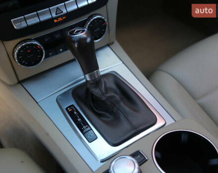 Мерседес Ц-Класс 2014 в Киеве на Automoto.ua Красный Мерседес Ц-Класс, объемом двигателя 1.8 л и пробегом 192 тыс. км за 12000 $, фото 19 на Automoto.ua