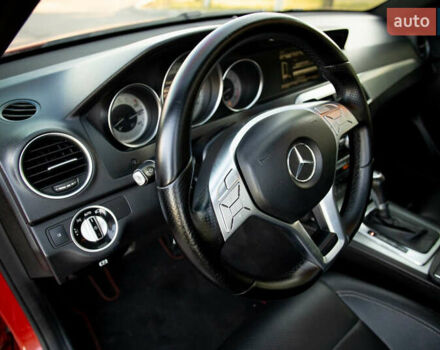 Красный Мерседес Ц-Класс, объемом двигателя 1.8 л и пробегом 257 тыс. км за 11500 $, фото 14 на Automoto.ua