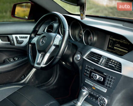 Красный Мерседес Ц-Класс, объемом двигателя 1.8 л и пробегом 257 тыс. км за 11500 $, фото 15 на Automoto.ua