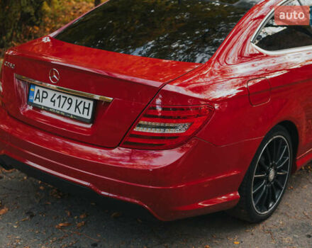 Красный Мерседес Ц-Класс, объемом двигателя 1.8 л и пробегом 257 тыс. км за 11500 $, фото 1 на Automoto.ua