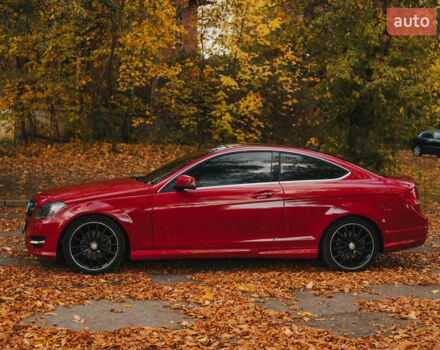 Красный Мерседес Ц-Класс, объемом двигателя 1.8 л и пробегом 257 тыс. км за 11500 $, фото 4 на Automoto.ua
