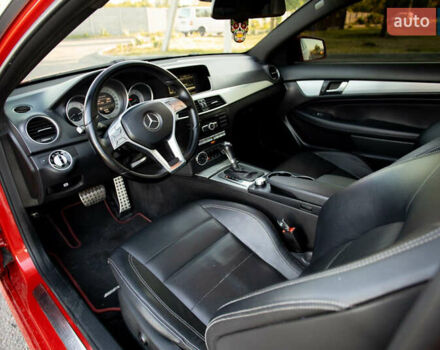 Красный Мерседес Ц-Класс, объемом двигателя 1.8 л и пробегом 257 тыс. км за 11500 $, фото 13 на Automoto.ua