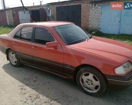 Красный Мерседес Ц-Класс, объемом двигателя 1.8 л и пробегом 200 тыс. км за 2000 $, фото 3 на Automoto.ua