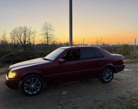 Червоний Мерседес Ц-Клас, об'ємом двигуна 2 л та пробігом 370 тис. км за 2600 $, фото 3 на Automoto.ua