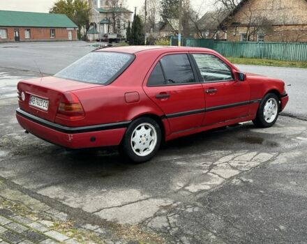 Красный Мерседес Ц-Класс, объемом двигателя 1.8 л и пробегом 250 тыс. км за 2000 $, фото 3 на Automoto.ua