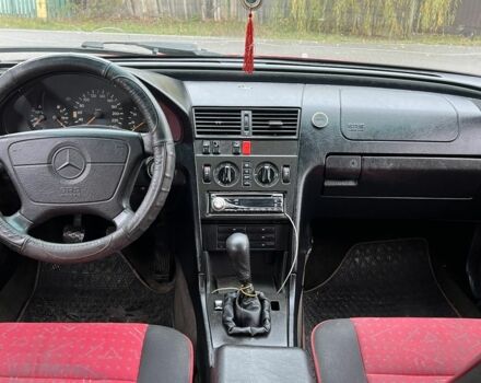 Красный Мерседес Ц-Класс, объемом двигателя 1.8 л и пробегом 250 тыс. км за 2000 $, фото 5 на Automoto.ua