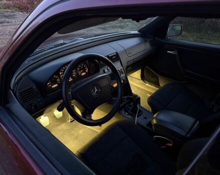 Червоний Мерседес Ц-Клас, об'ємом двигуна 2 л та пробігом 370 тис. км за 2600 $, фото 9 на Automoto.ua