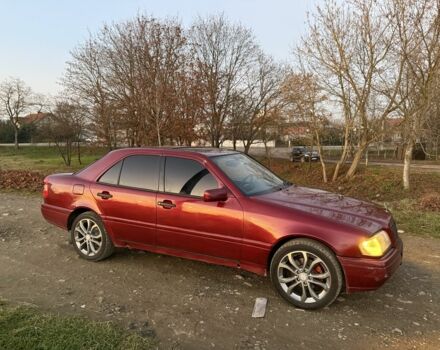 Червоний Мерседес Ц-Клас, об'ємом двигуна 2 л та пробігом 370 тис. км за 2600 $, фото 2 на Automoto.ua