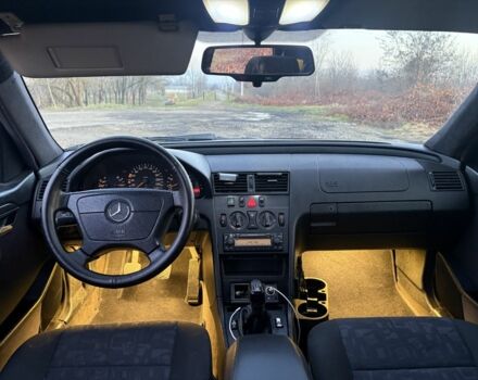 Червоний Мерседес Ц-Клас, об'ємом двигуна 2 л та пробігом 370 тис. км за 2600 $, фото 11 на Automoto.ua