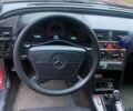 Красный Мерседес Ц-Класс, объемом двигателя 1.8 л и пробегом 320 тыс. км за 1300 $, фото 2 на Automoto.ua