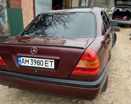 Красный Мерседес Ц-Класс, объемом двигателя 1.8 л и пробегом 280 тыс. км за 3000 $, фото 3 на Automoto.ua
