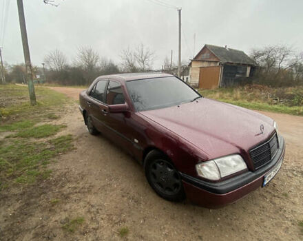 Красный Мерседес Ц-Класс, объемом двигателя 1.8 л и пробегом 280 тыс. км за 3000 $, фото 5 на Automoto.ua