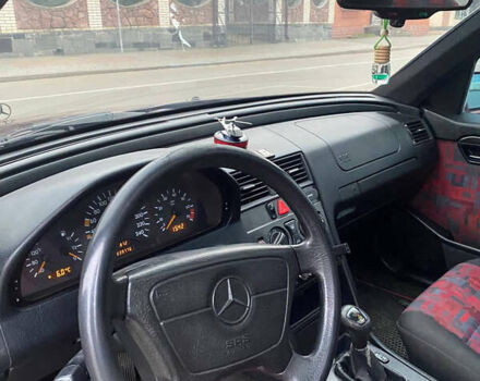 Красный Мерседес Ц-Класс, объемом двигателя 1.8 л и пробегом 280 тыс. км за 3000 $, фото 11 на Automoto.ua