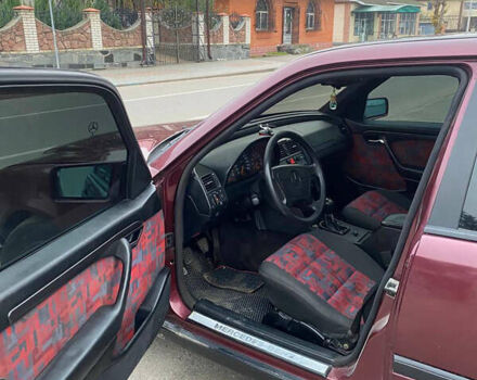 Красный Мерседес Ц-Класс, объемом двигателя 1.8 л и пробегом 280 тыс. км за 3000 $, фото 9 на Automoto.ua