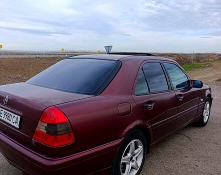 Красный Мерседес Ц-Класс, объемом двигателя 1.8 л и пробегом 426 тыс. км за 2850 $, фото 5 на Automoto.ua