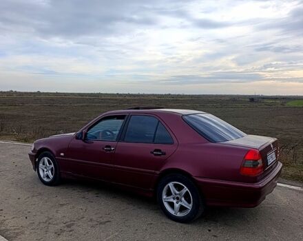 Красный Мерседес Ц-Класс, объемом двигателя 1.8 л и пробегом 426 тыс. км за 2850 $, фото 6 на Automoto.ua