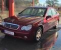 Красный Мерседес Ц-Класс, объемом двигателя 2 л и пробегом 318 тыс. км за 4700 $, фото 1 на Automoto.ua