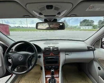 Красный Мерседес Ц-Класс, объемом двигателя 2 л и пробегом 318 тыс. км за 4700 $, фото 4 на Automoto.ua