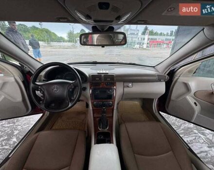 Красный Мерседес Ц-Класс, объемом двигателя 2 л и пробегом 318 тыс. км за 4700 $, фото 6 на Automoto.ua